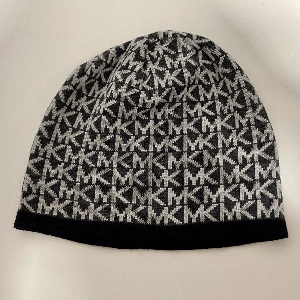 🖤 NWOT: Michael Kors Grey and Black Logo Winter Hat 🖤